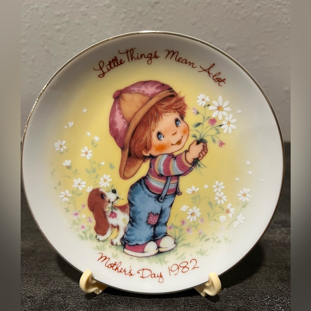 Vintage Precious Moments Plate 1982 Mothers Day with easel